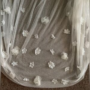 PRONOVIAS VEIL V-2714 NWT off white with Flowers.